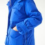 Легкая куртка-пуховик с капюшоном синего цвета